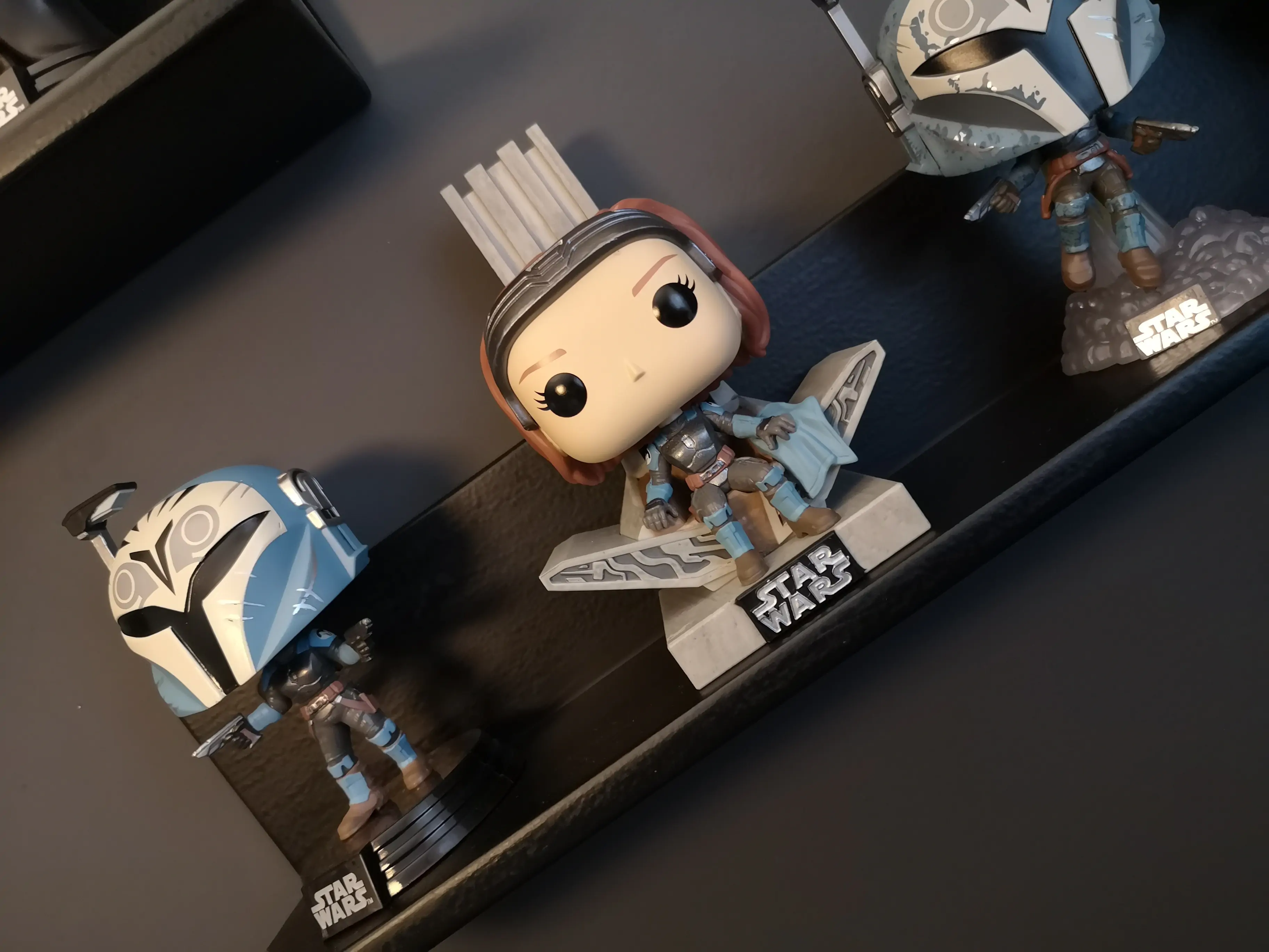 Star Wars: The Mandalorian POP! Deluxe Vinyl Figure Bo Katan w/Throne 9 cm termékfotó