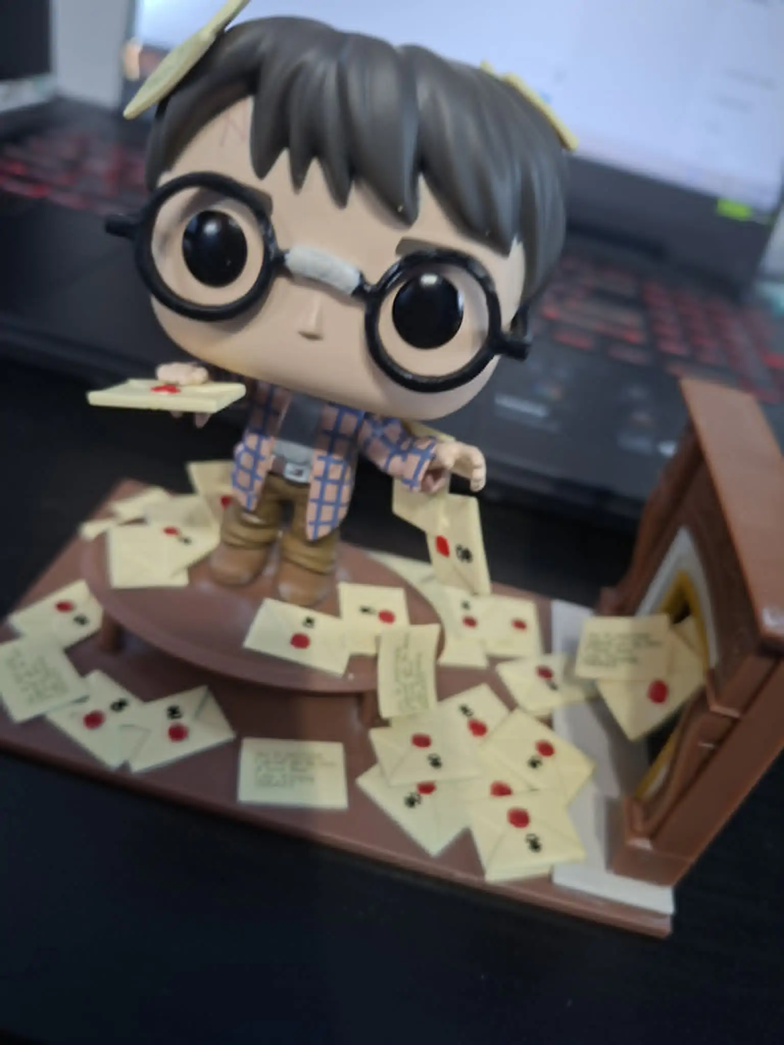 POP figure Deluxe Harry Potter Anniversary Harry Potter with Hogwarts Letters Exclusive product photo