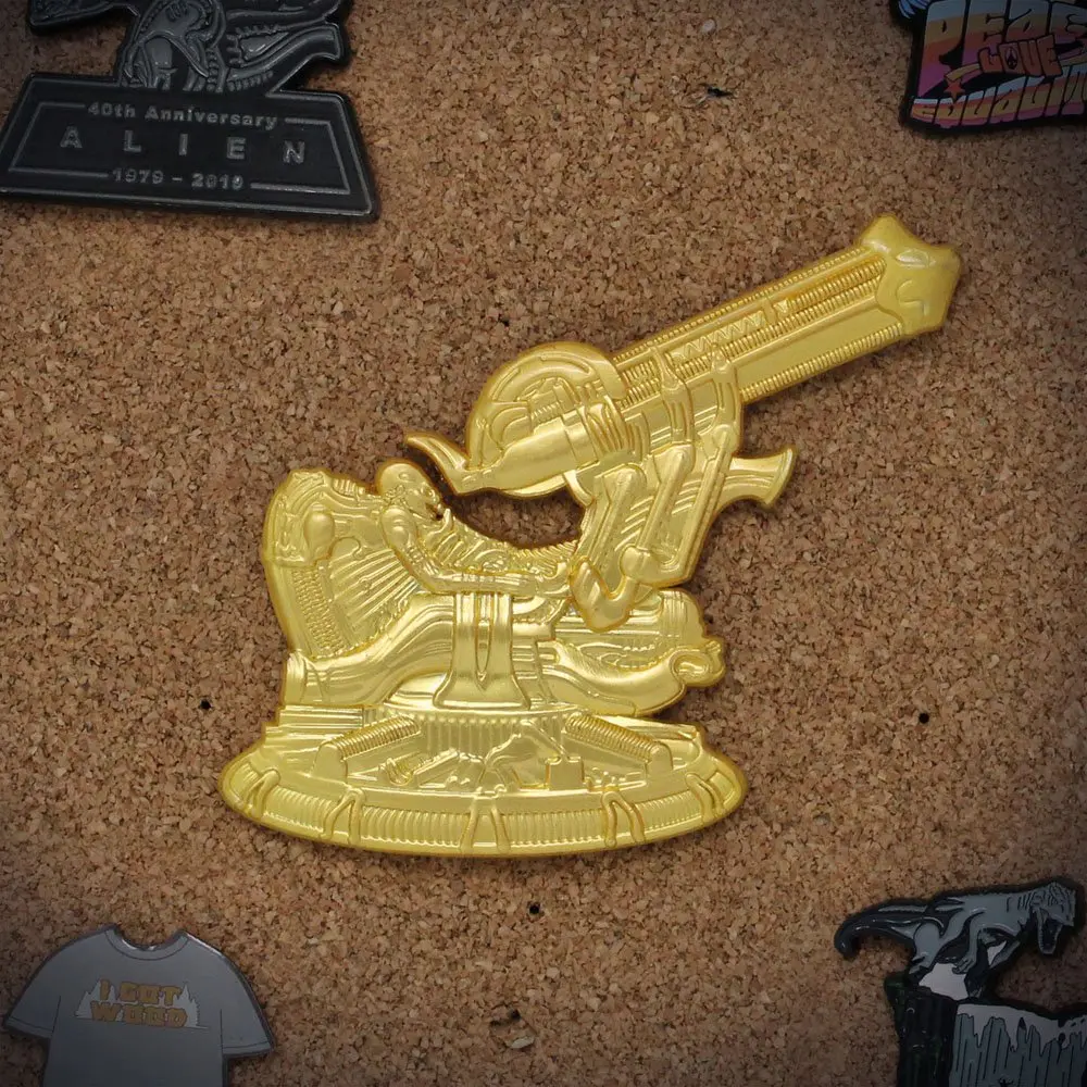 Alien XL Premium Pin Badge (gold plated) product photo