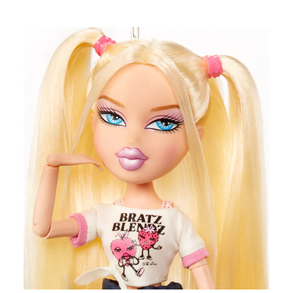 Bratz Stylin Cloe doll + t-shirt product photo