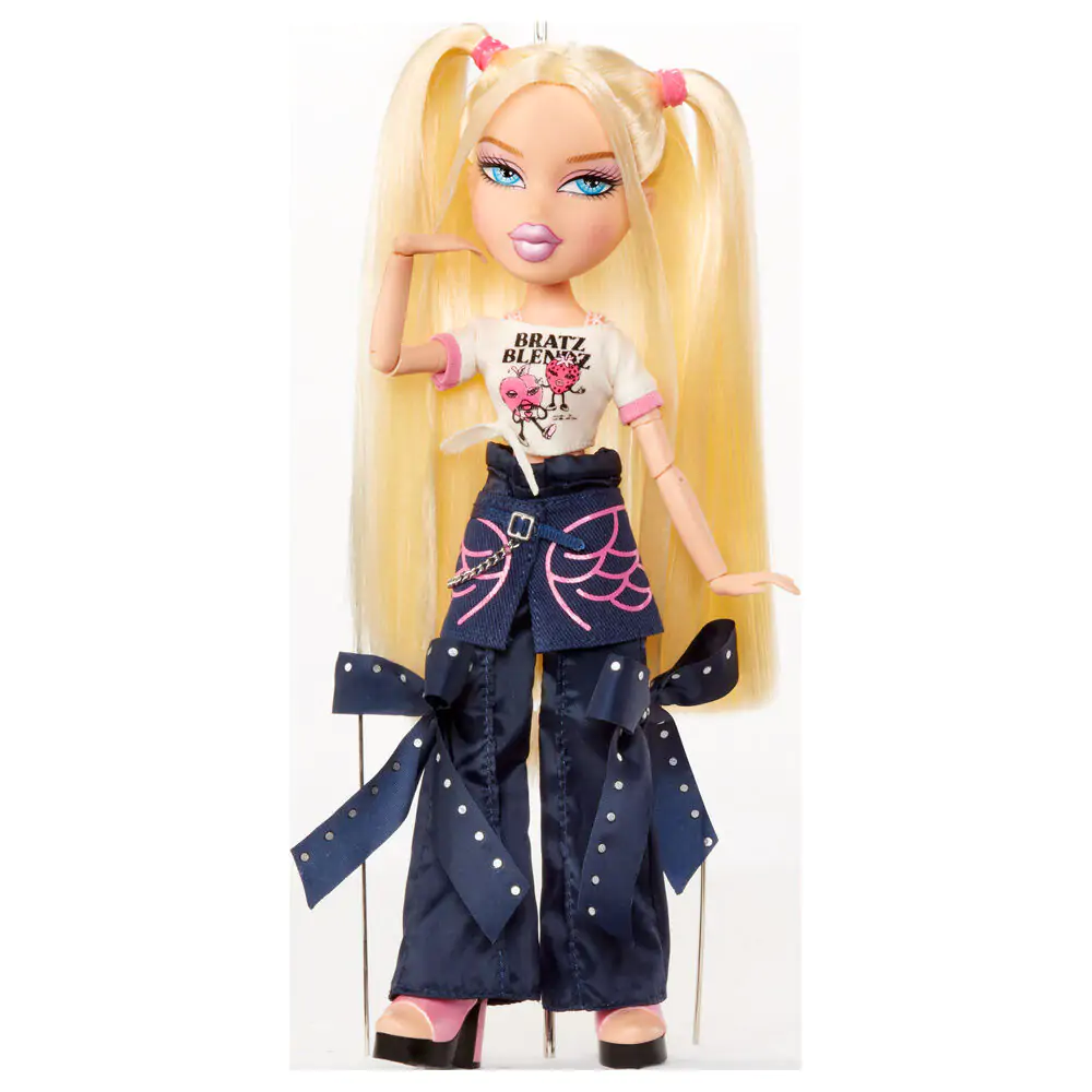 Bratz Stylin Cloe doll + t-shirt product photo