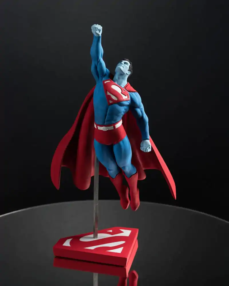 DC Direct Statue 1/10 Superman Red and Blue: Superman by Gary Frank Limited Edition 26 cm termékfotó