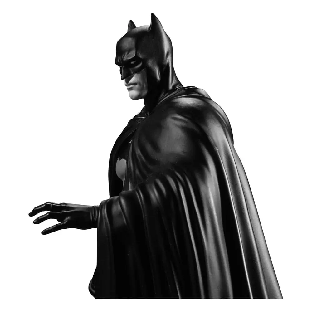 DC Direct Resin Statue Batman Black &amp; White (Batman by Lee Weeks) 19 cm product photo