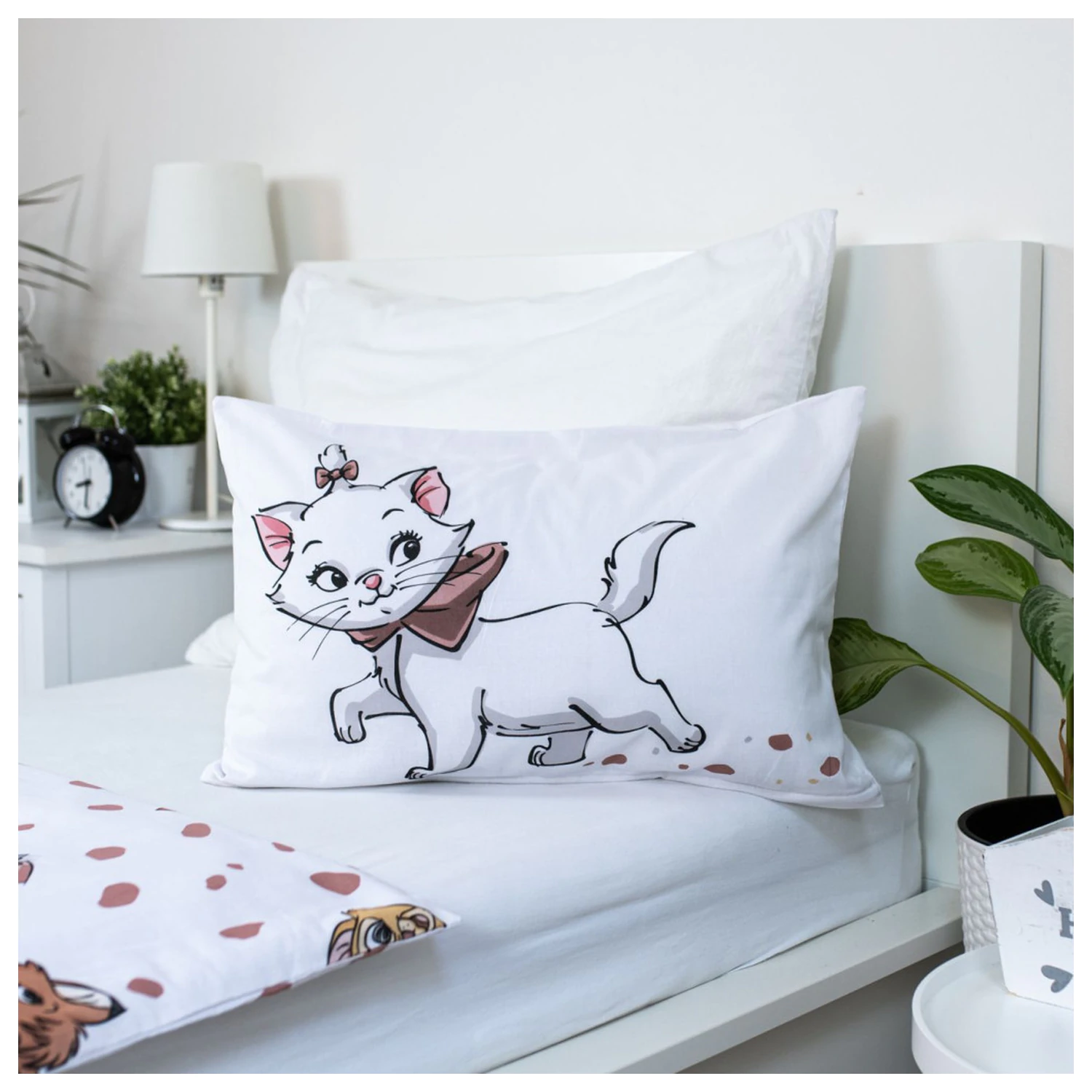 Disney Marie Friends Toddler Duvet Cover product photo