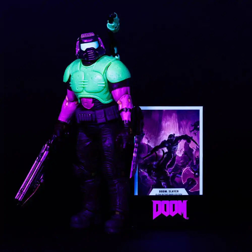 Doom Eternal Action Figure Doom Slayer Classic (Glow In The Dark Edition) Gold Label 18 cm product photo