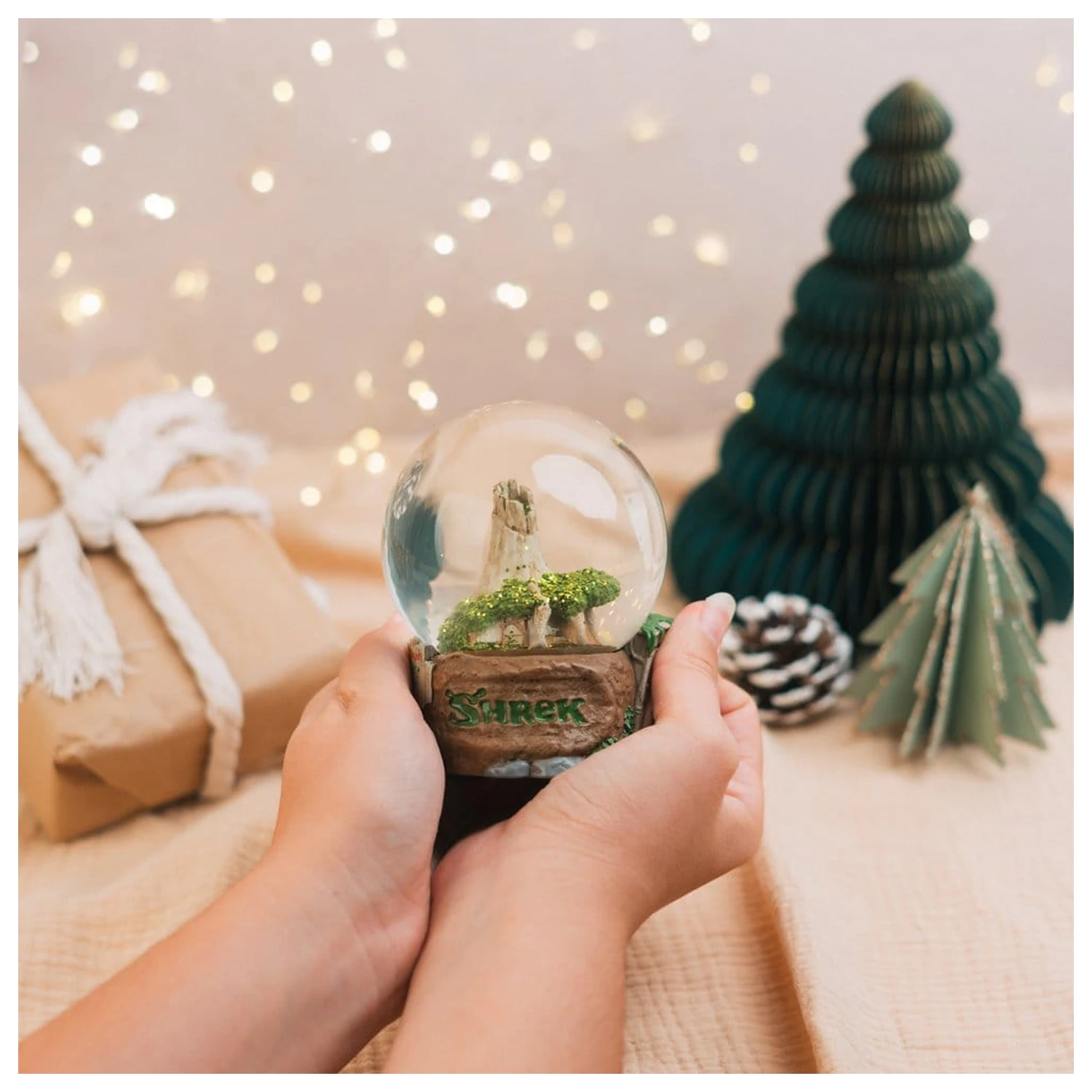 DreamWorks Shrek Snow Globe 10 cm product photo