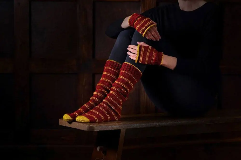 Harry Potter Knitting Kit Slouch Socks and Mittens Gryffindor termékfotó