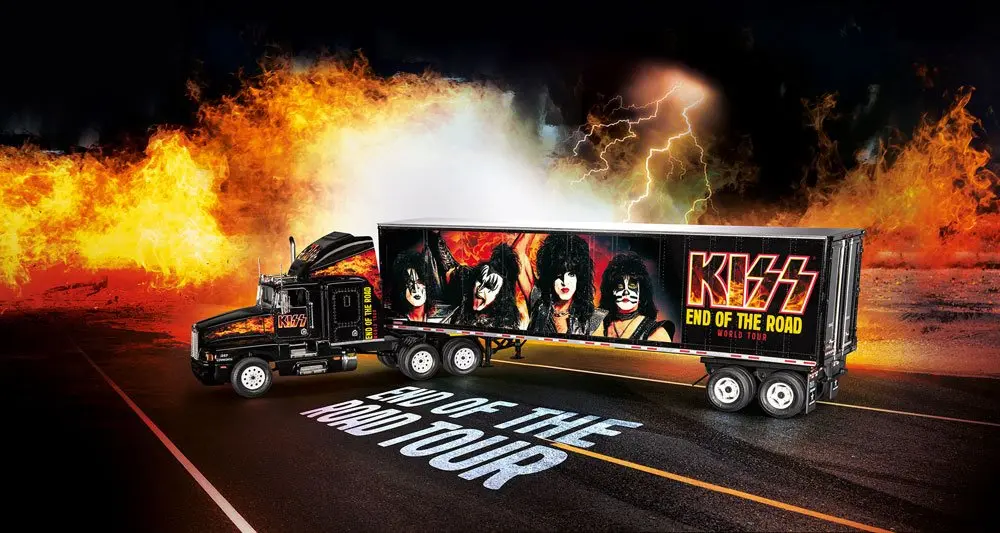 Kiss Model Kit 1/32 Tour Truck 55 cm product photo
