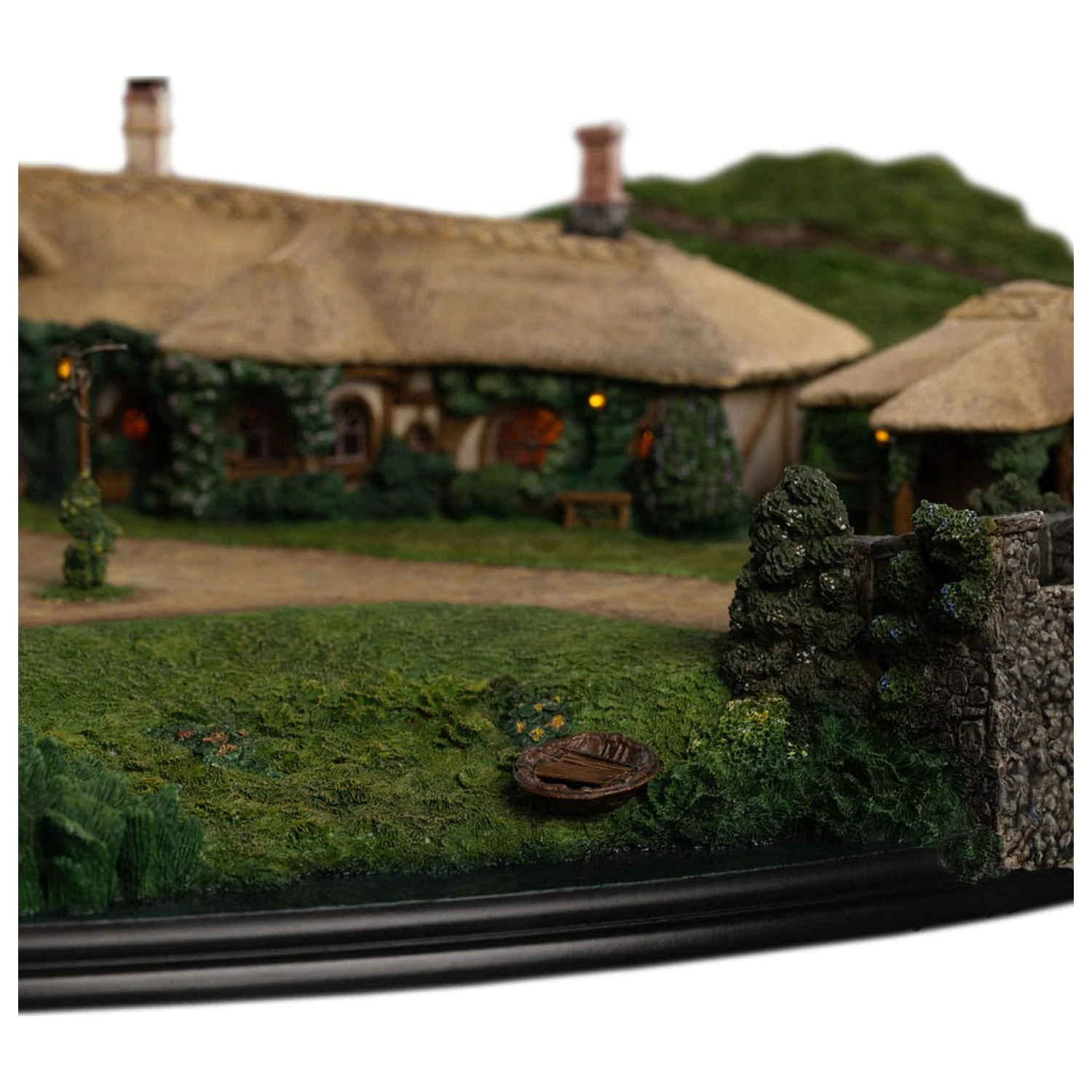 Lord of the Rings Statue The Green Dragon Inn product photo