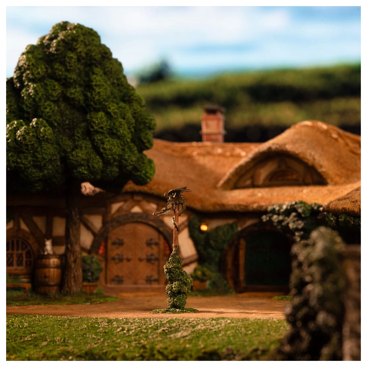 Lord of the Rings Statue The Green Dragon Inn product photo