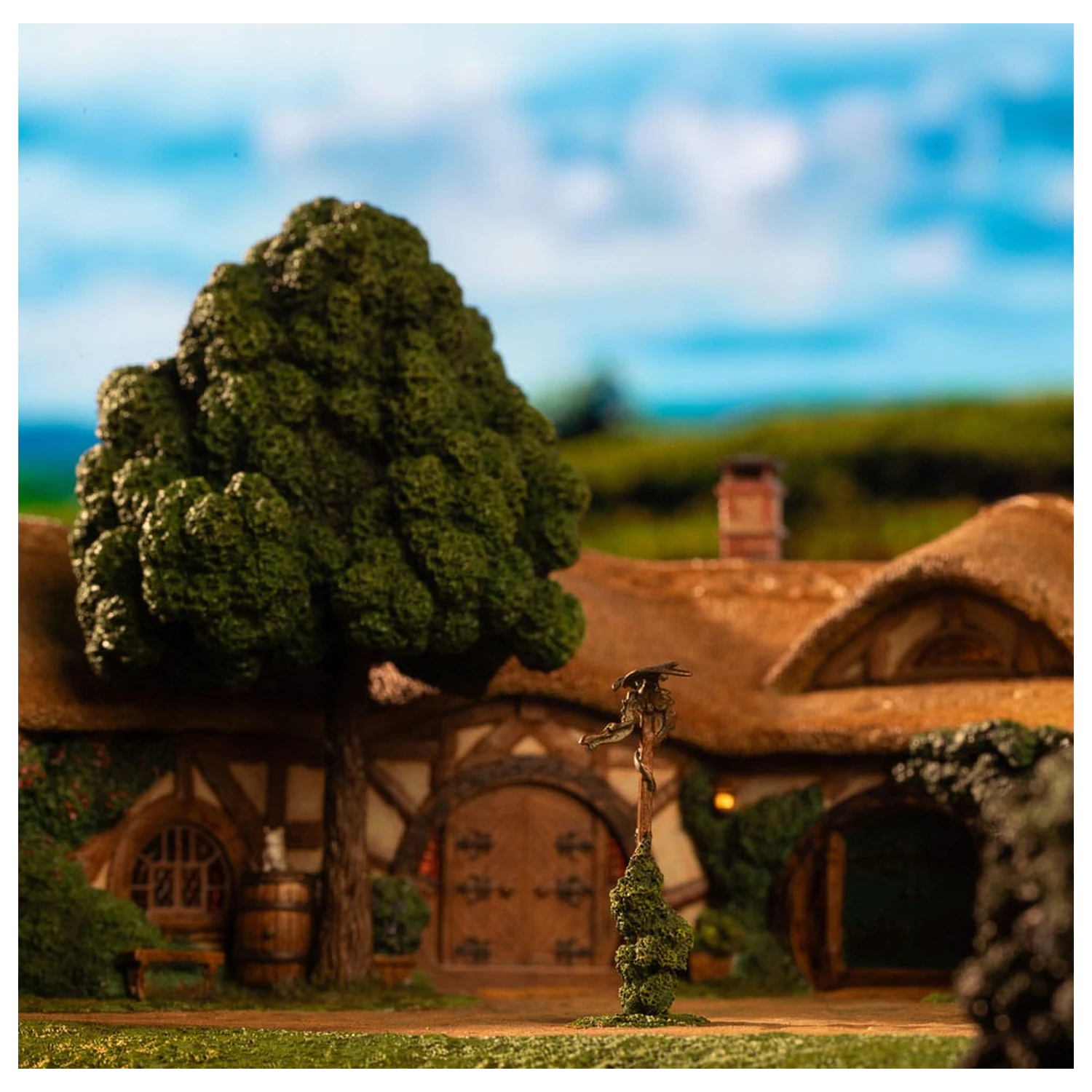 Lord of the Rings Statue The Green Dragon Inn product photo