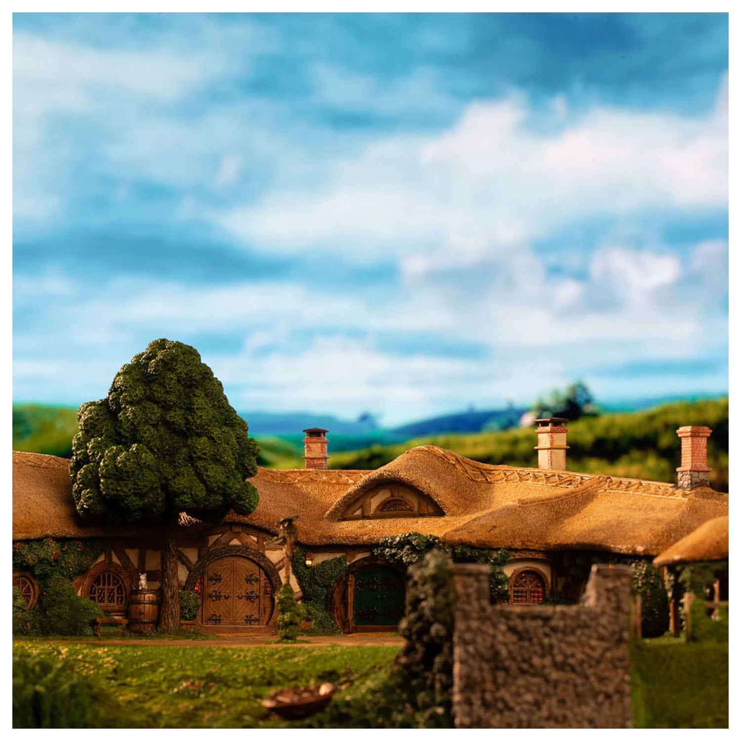 Lord of the Rings Statue The Green Dragon Inn product photo