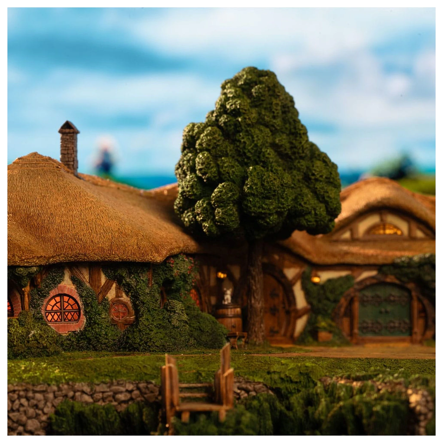 Lord of the Rings Statue The Green Dragon Inn product photo