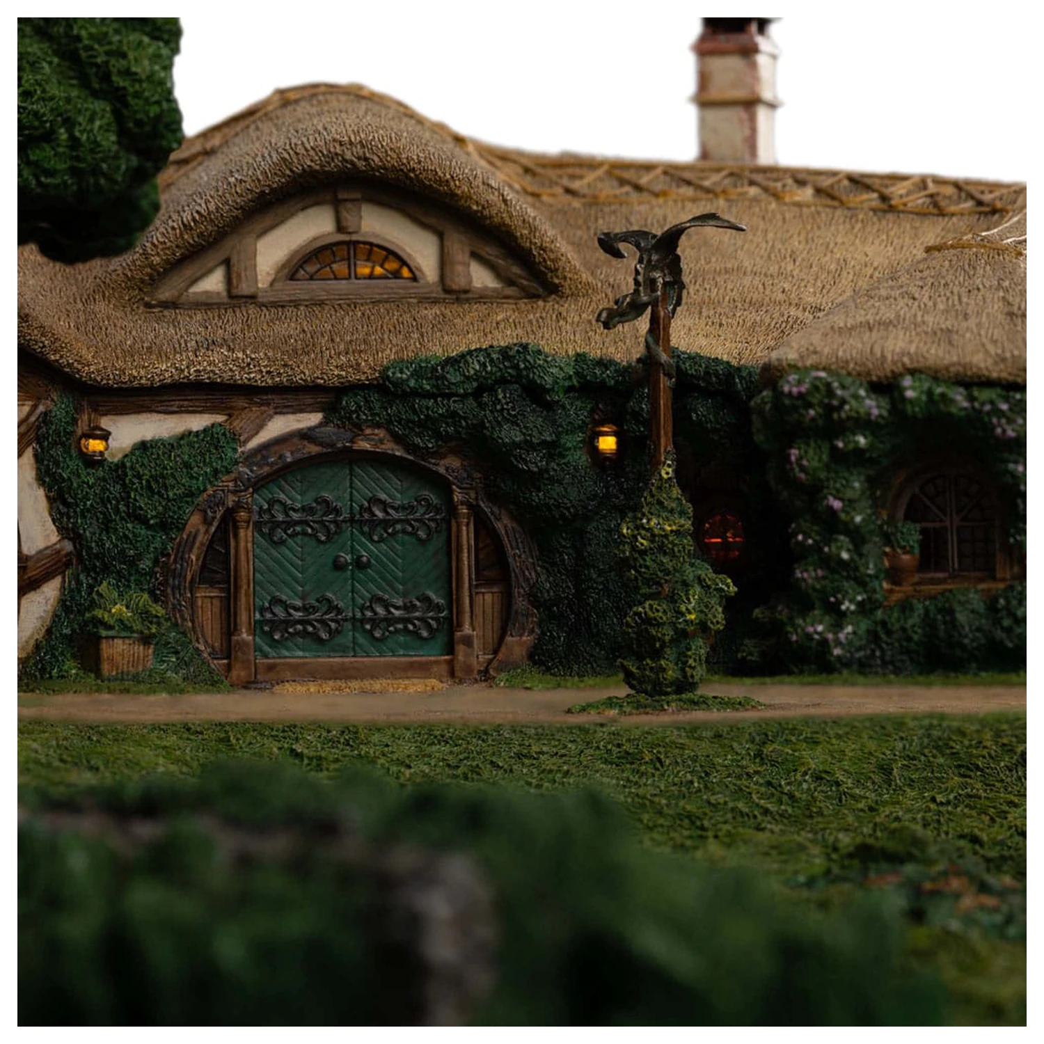Lord of the Rings Statue The Green Dragon Inn product photo