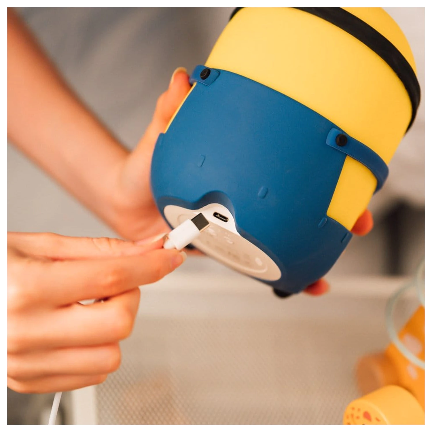 Minions squishy lamp product photo