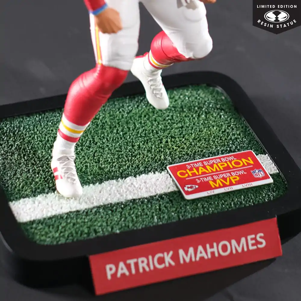 NFL Kansas City Chiefs Statue Statue 1/6 Patrick Mahomes 30 cm product photo