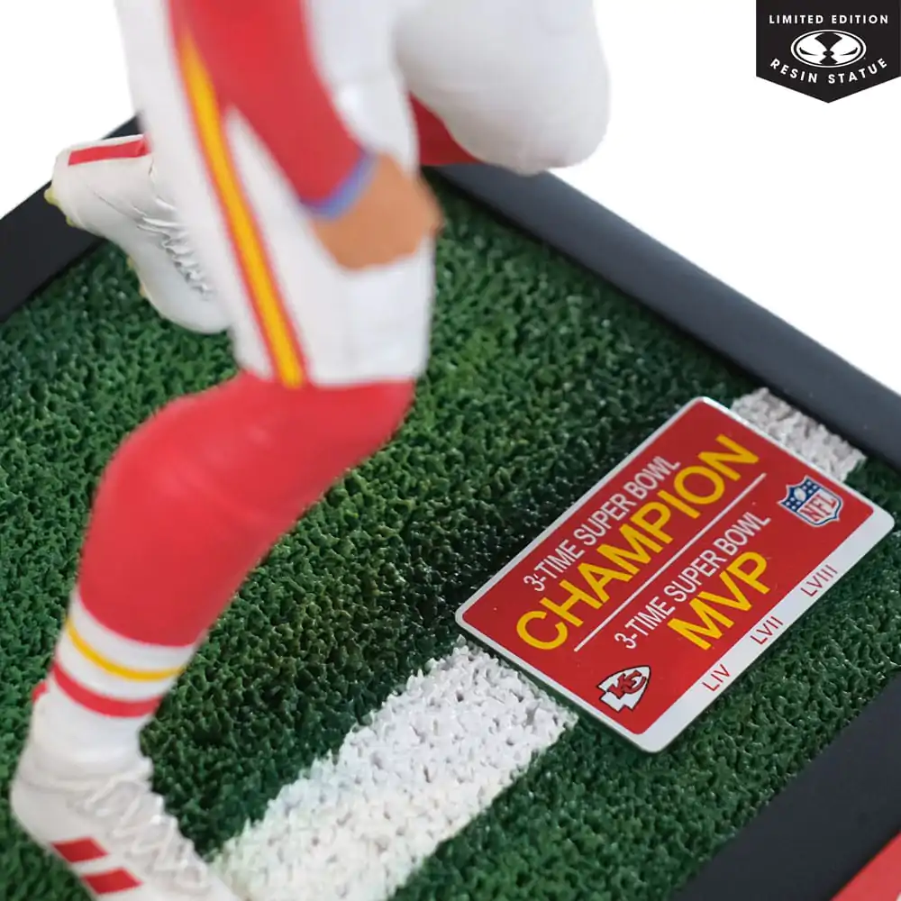NFL Kansas City Chiefs Statue Statue 1/6 Patrick Mahomes 30 cm product photo