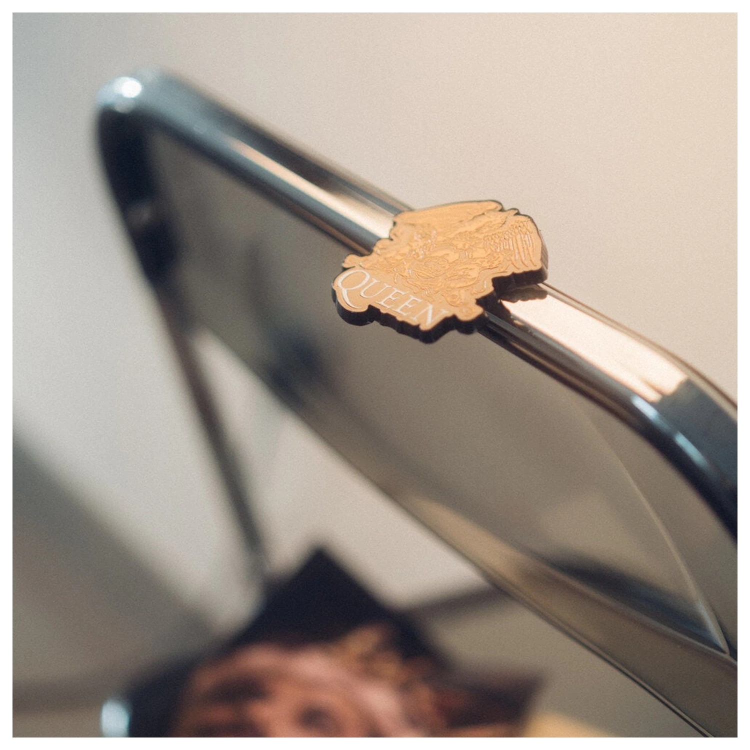 Queen magnet product photo