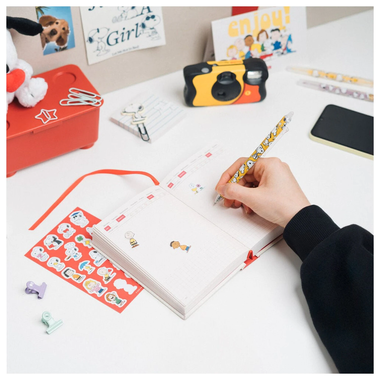 Snoopy A6 undated daily planner product photo