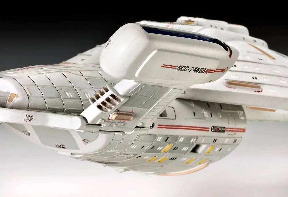 Star Trek Model Kit 1/670 U.S.S. Voyager 51 cm product photo