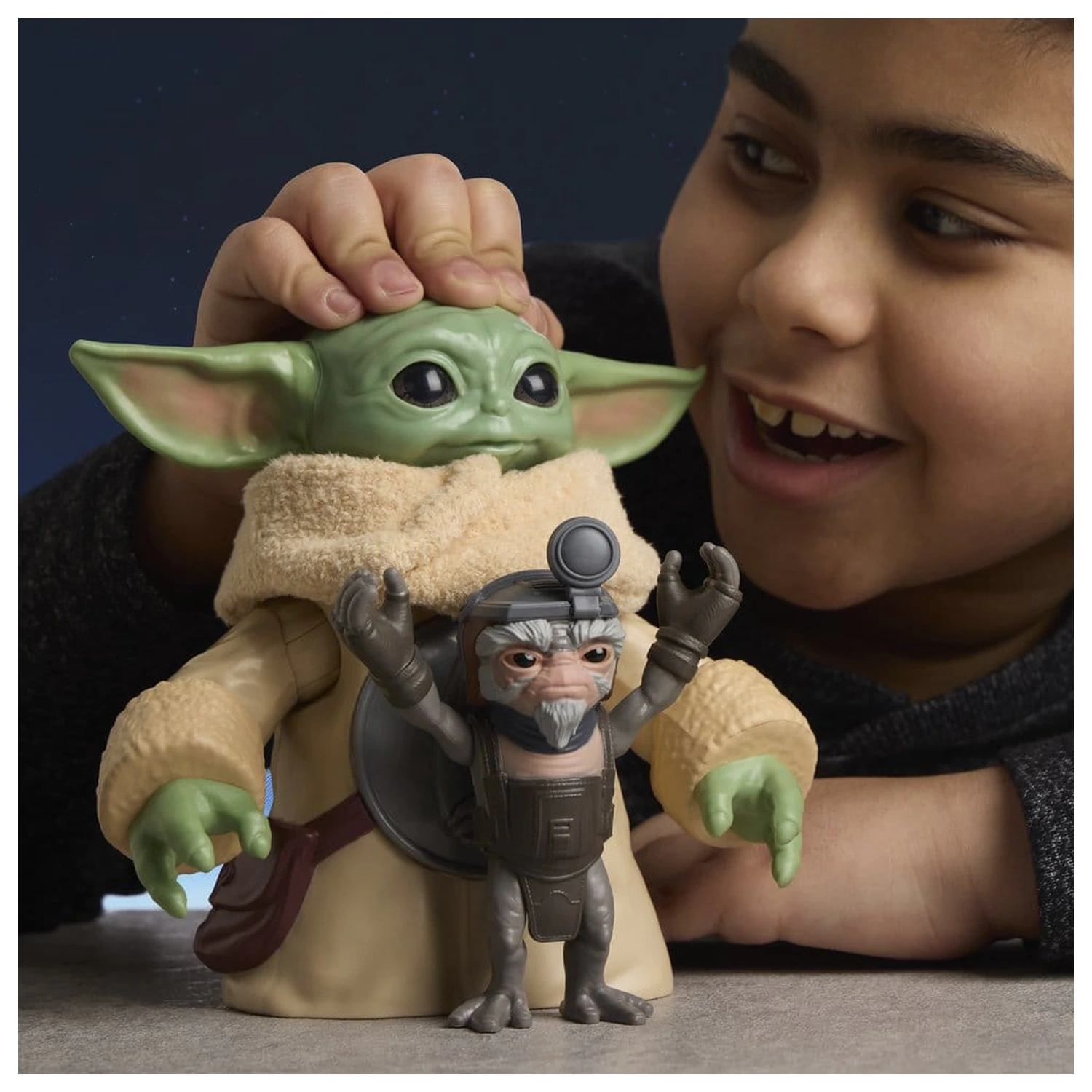 Star Wars: The Mandalorian & Grogu Electronic Action Figure Huggin' Grogu & Anzellan 17 cm product photo
