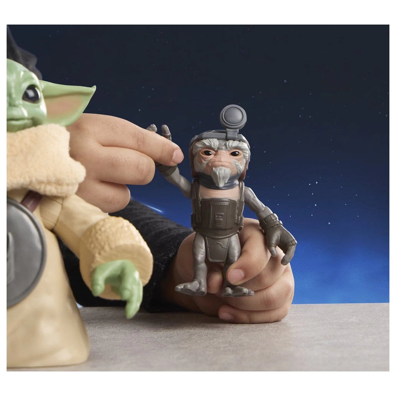 Star Wars: The Mandalorian & Grogu Electronic Action Figure Huggin' Grogu & Anzellan 17 cm product photo