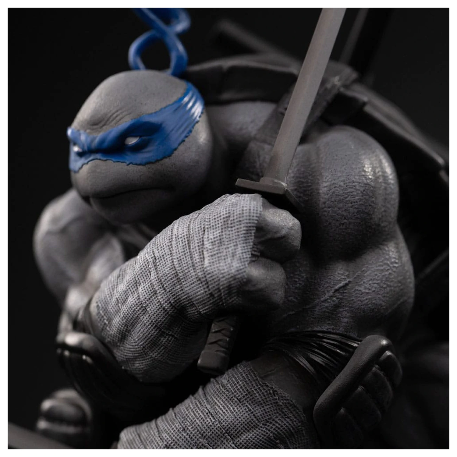 Teenage Mutant Ninja Turtles Art Scale Statue 1/10 Leonardo Black and White Variant 26 cm product photo