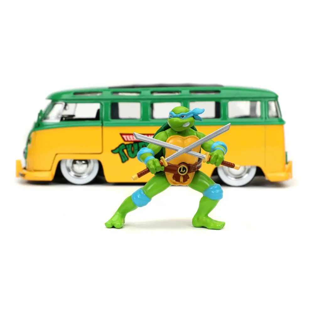 Teenage Mutant Ninja Turtles Hollywood Rides Diecast Model 1/24 1962 VW Bus with Leonardo Figur product photo